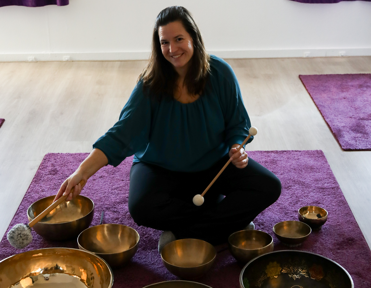 Mariëlle die kristallen klankschalen aan het bespelen is