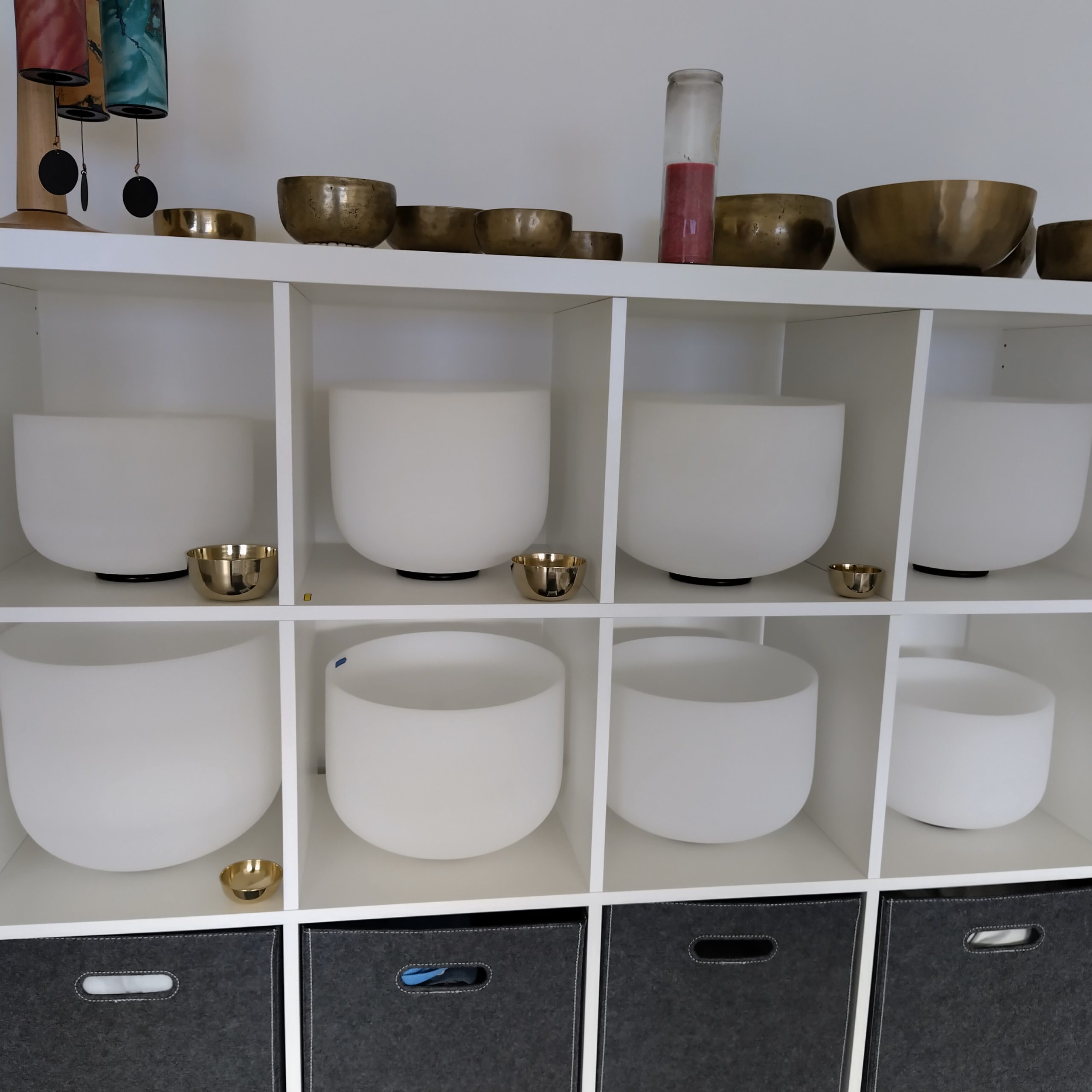 Kristallen klankschalen in een kast