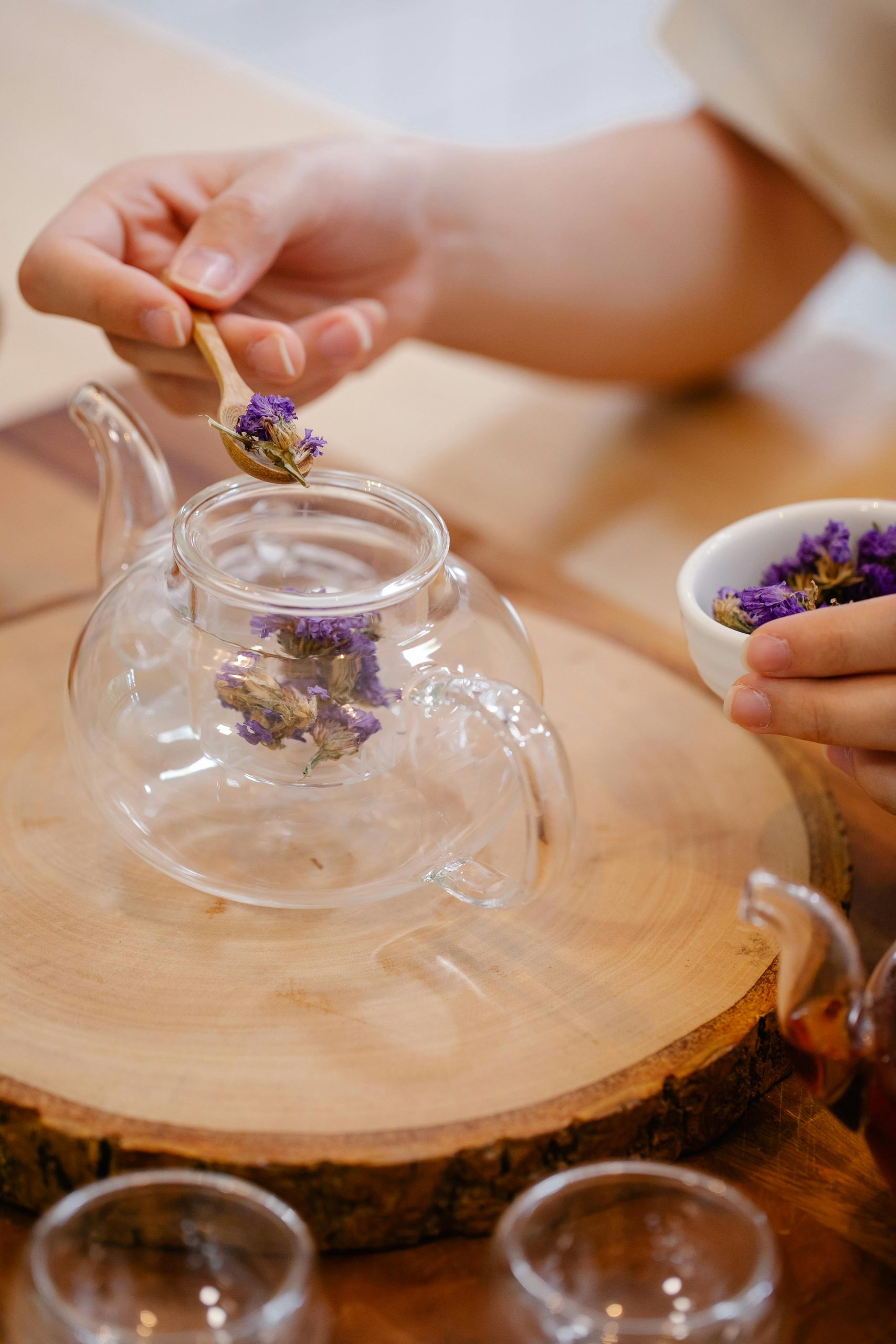 Glazen theepot met lavendelbloemen voor thee
