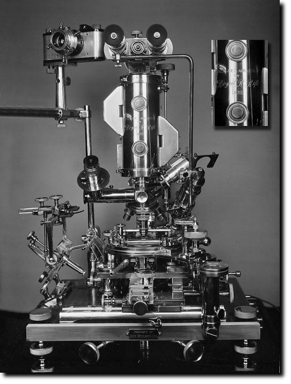 Een afbeelding van de Nr. 3 microscope van dr. Royal Raymond Rife.