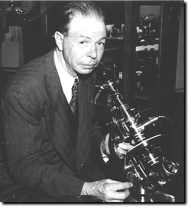 Foto van Dr. Royal Raymond Rife bij een van zijn microscopen